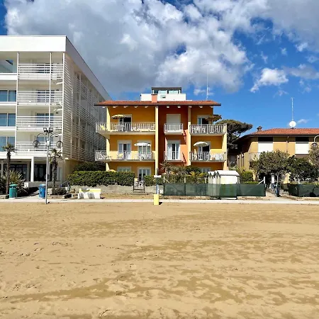 Villa Fronte Mare-Carraro Immobiliare Jesolo - Family Apartments Exterior photo
